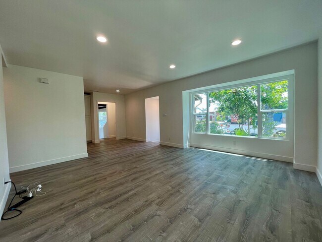 Foto del edificio - Fully Remodeled 4 Bedroom 2.5 Bathroom in ...