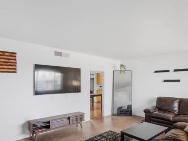 Foto del edificio - 817 W Romo Jones St