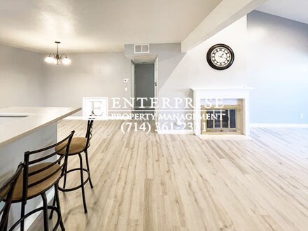 Foto del edificio - 994 E La Habra Blvd