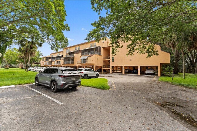 Foto del edificio - 430 Commodore Dr