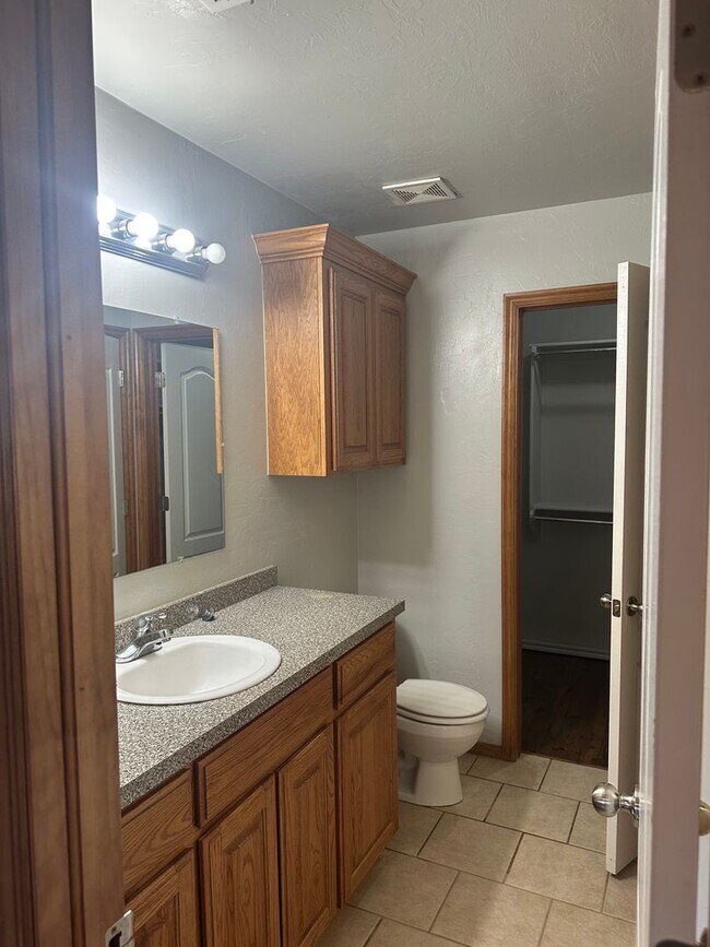Foto del edificio - 3 bedroom, 2 bathroom, 2 car garage