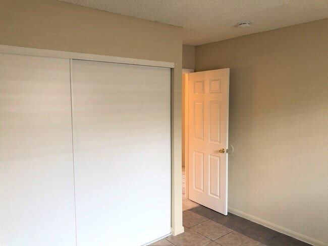 Building Photo - 2419 Daley St