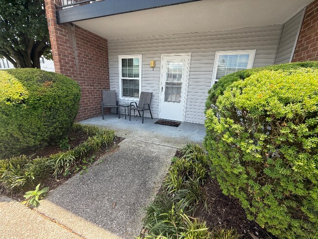 Building Photo - 2258 Lebanon Pike