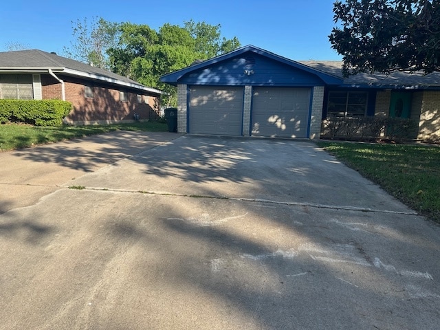 Oversized driveway - room for a 3rd car or boat - 3917 Lancelot Ln