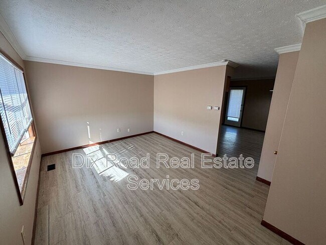 Foto del edificio - 601 Leo Dr