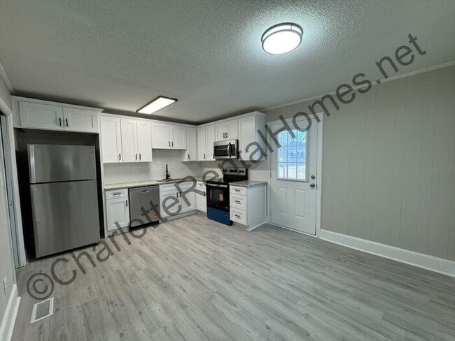 Building Photo - Fully updated 3 bedroom, 2.5 bath home in Monroe!