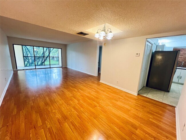 Foto del edificio - 491 Racquet Club Rd