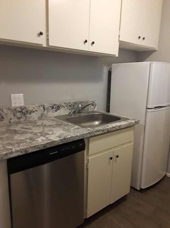 Building Photo - 2 bedroom 2 bath in Southwest Reno