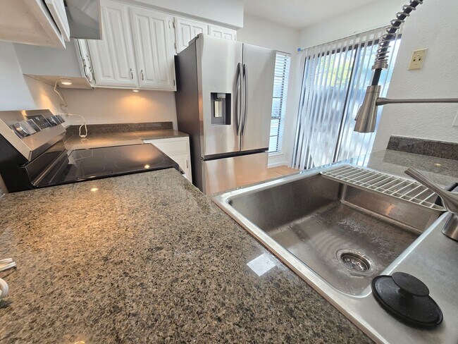 Foto del edificio - Updated Townhome Condo in Prime Location!