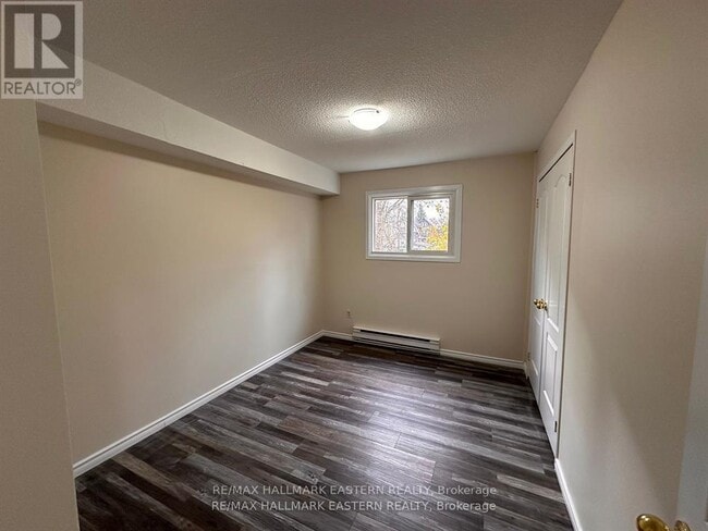 Building Photo - 106 Lansdowne St W