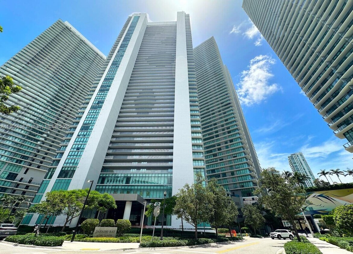 Foto principal - 650 NE 32nd St
