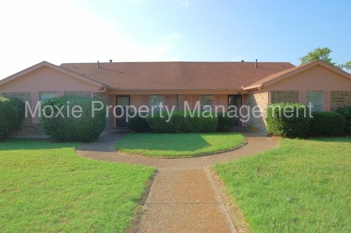 Foto principal - 1118 N Nolan River Rd
