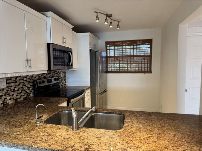 Building Photo - 1831 Sabal Palm Dr