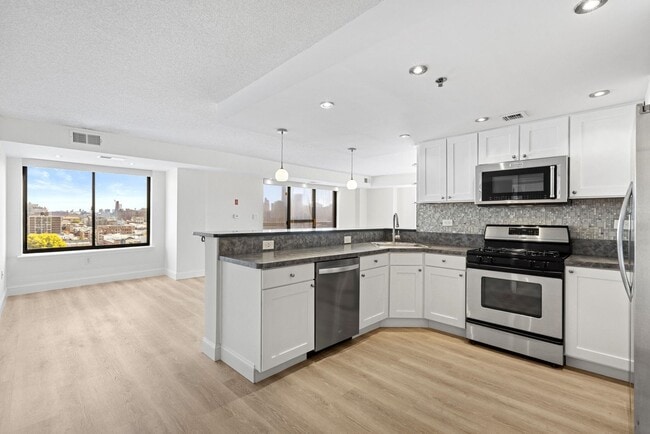 Building Photo - 700 1st St