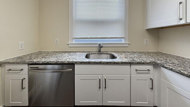 Foto del edificio - Beautiful TWO Bedroom Home for Rent wt Bonus Room