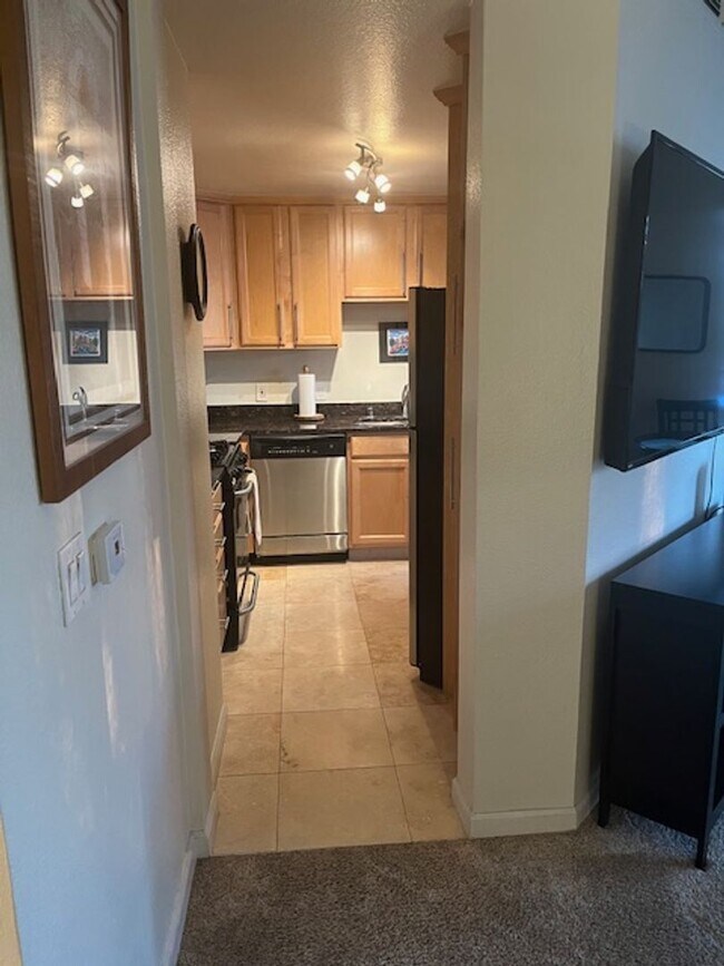 Building Photo - Meridian Luxury 1 Bed | 1 Bath Condo