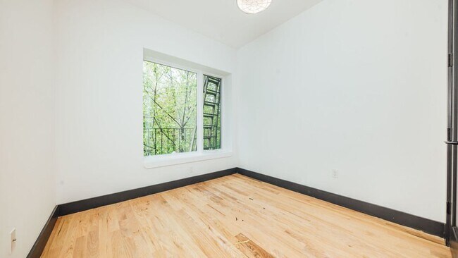 Foto del edificio - 921 Gates Ave