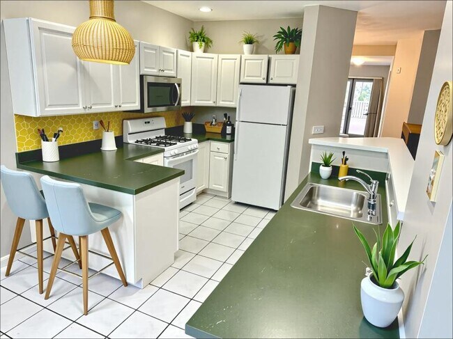 Building Photo - 3 bedroom in Quincy MA 02169
