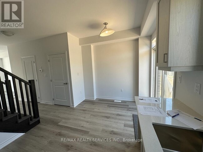 Building Photo - 461 Blackburn Dr