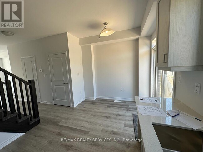 Photo du bâtiment - 461 Blackburn Dr