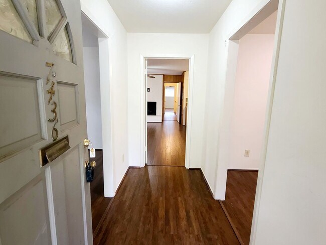 Foto del edificio - 2 Bed, 2 Bath Duplex near White Rock Lake!