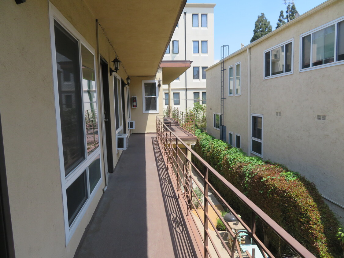 Airy entry to apartment - 1814 Parnell Ave
