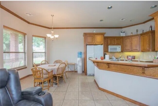 Building Photo - 121 SW 69th Ct