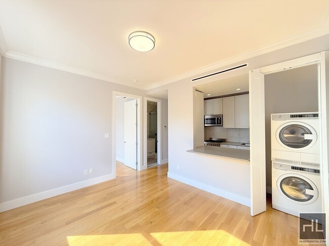 Building Photo - 1 bedroom 1 bathroom with washer and dryer / 252 WEST 76 STREET