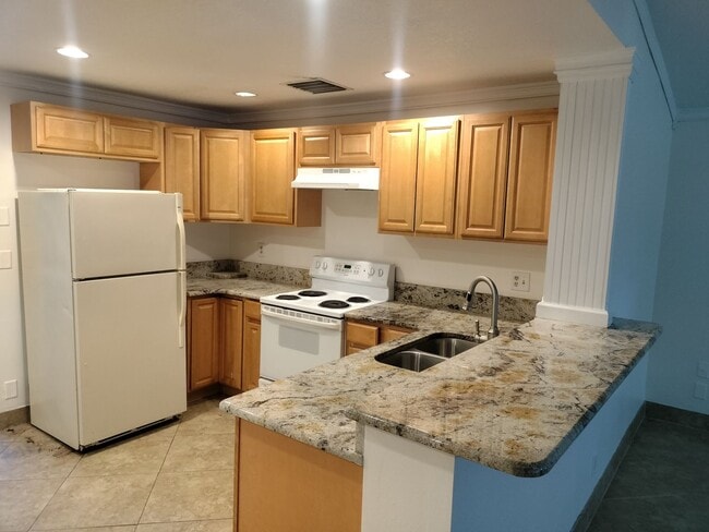 Building Photo - Beautiful home with fenced in backyard!
