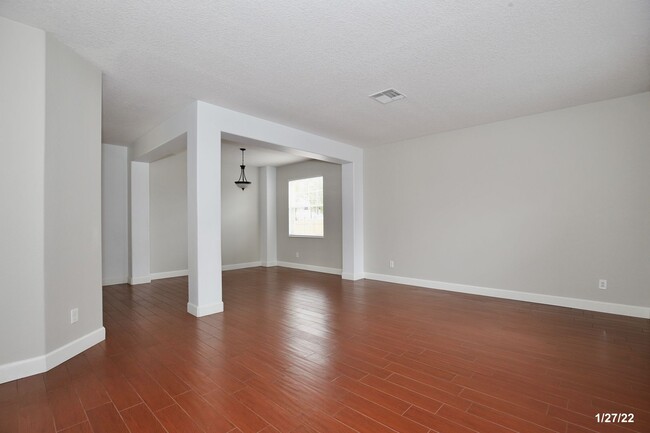 Foto del edificio - Beautiful 4/2.5 Corner Lot Home with a 2 C...