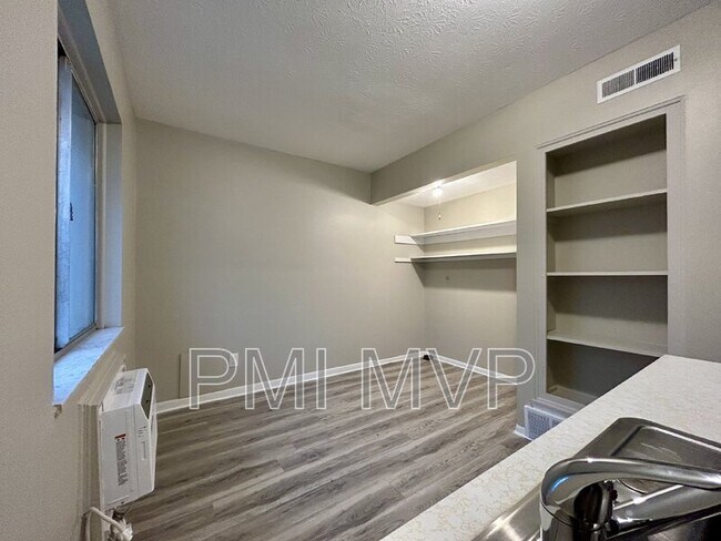 Foto del edificio - 822 Whitethorne Ave