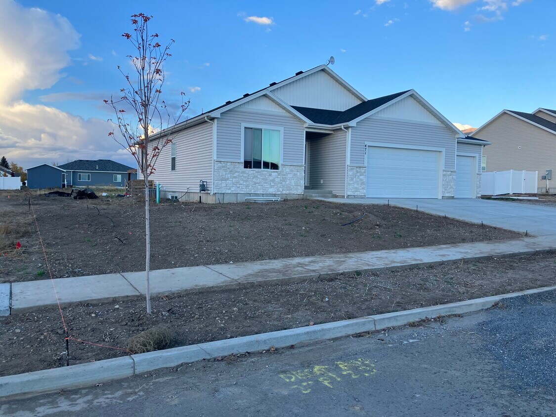 Female. Private room in Upstairs living space. - 471 E 600 S