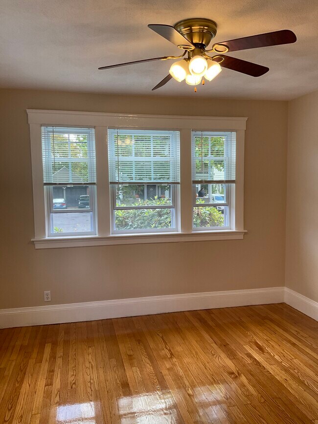 Dining room with hardwood floors - 17 Prospect St