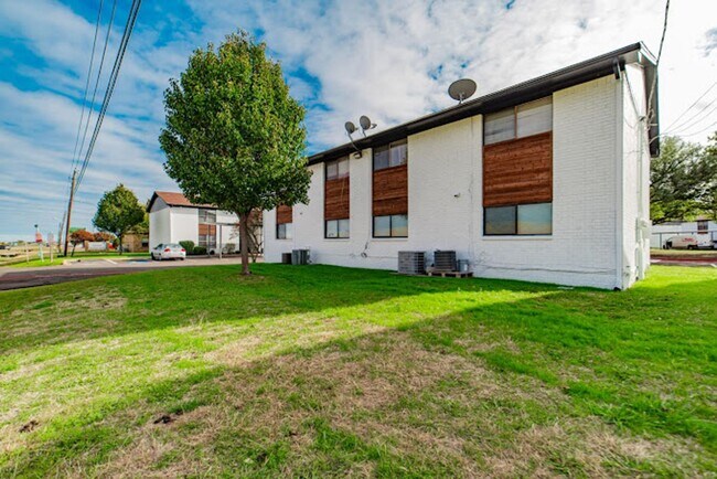 Building Photo - Your Charming 2/1 Apartment in Waxahachie Awaits - Perfect for a Small Family or Remote Worker! A...