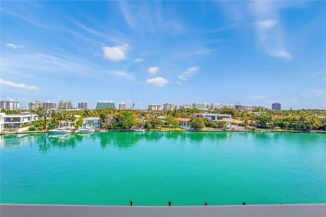 Foto del edificio - 9221 E Bay Harbor Dr