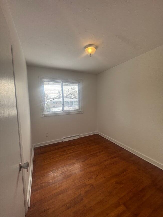 Building Photo - Spacieux 4 Chambres à Gatineau (89 Rue Bagot) TOUS INCLUS!