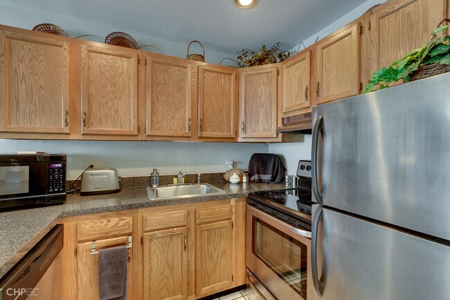 Building Photo - 5820 Oakwood Dr