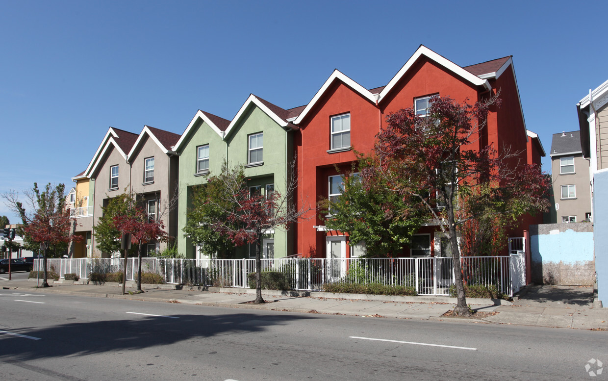 Primary Photo - Lone Palm Court Apartments