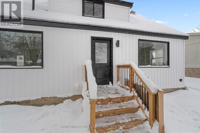 Building Photo - 145 Victoria St W