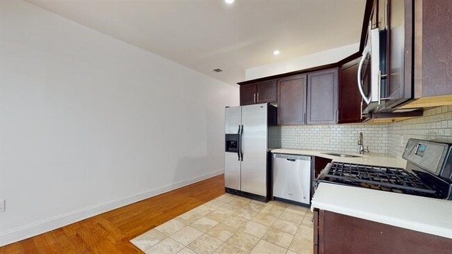 Foto del edificio - 131 Brunswick St