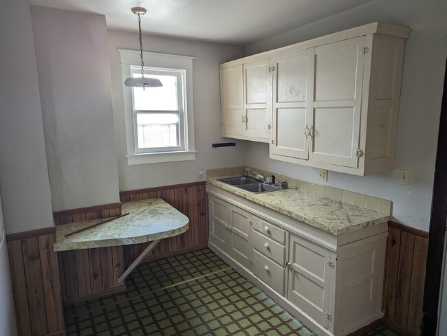 Kitchen - 807 W College Ave