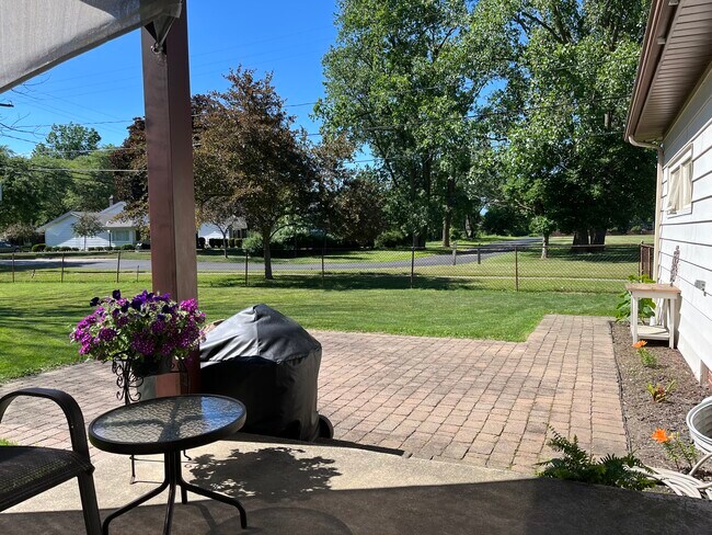 Fenced yard/patio - 4342 Georgette Ave