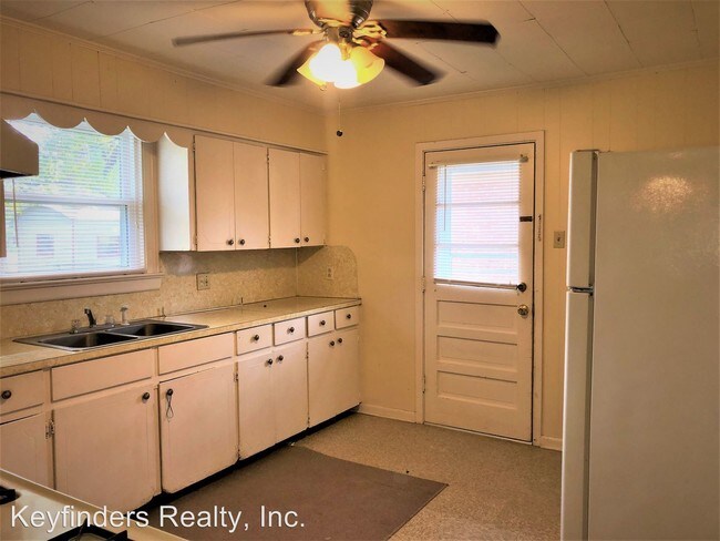 Building Photo - 2 br, 1 bath House - 631 Michigan Ave.