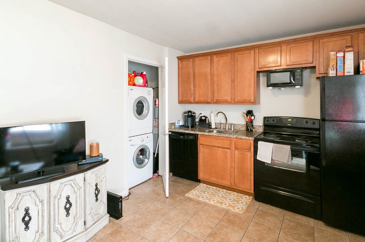 1026 Bluemont Ave Unit 4, Manhattan, KS 66502 Apartment for Rent in