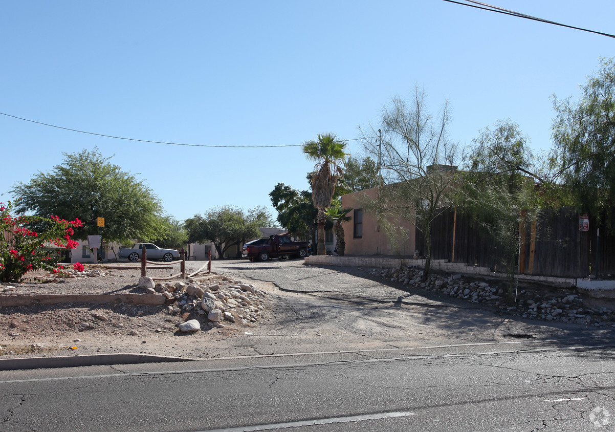 Primary Photo - Stone Apartments