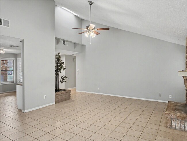 Foto del edificio - 7410 Songwind Ln