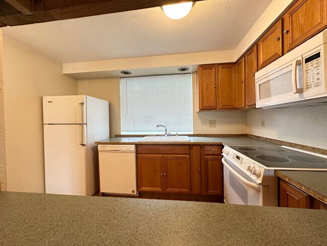 Foto del edificio - Ideal 2 Bedroom 2 Bathroom Lower Level Unit - Backs to Beautiful Greenspace!