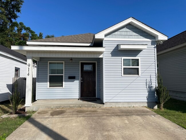 Building Photo - Downtown Living with a $200 off Move in Cr...