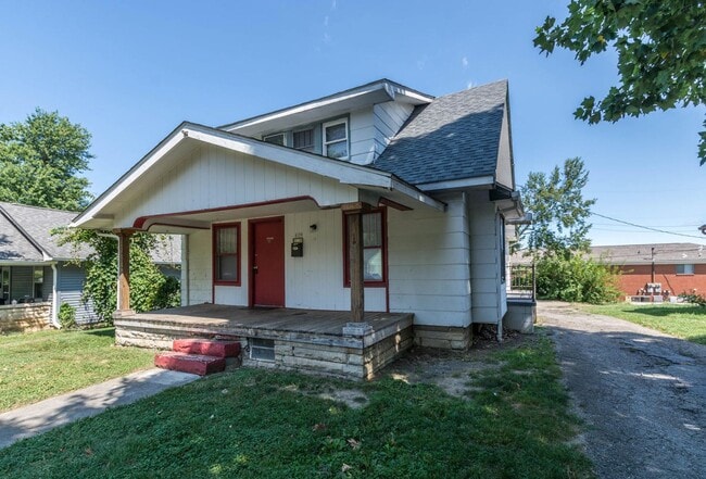 Photo - 409 E 16th - 4Bed/2Bath - Huge Garage Space Included! House