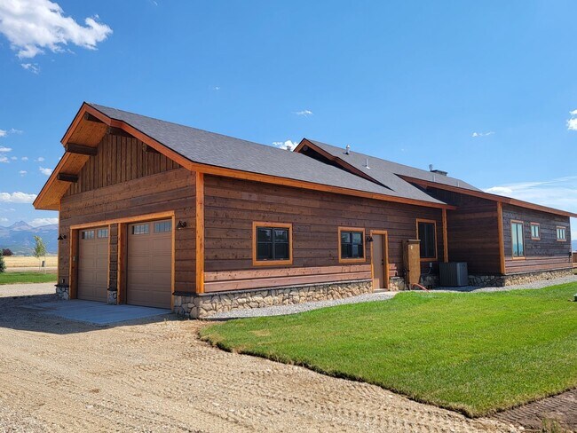 Building Photo - Spacious & Elegant 3-Bedroom Home – Flexible lease term.